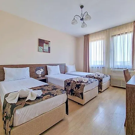 айляк клуб Hotel
